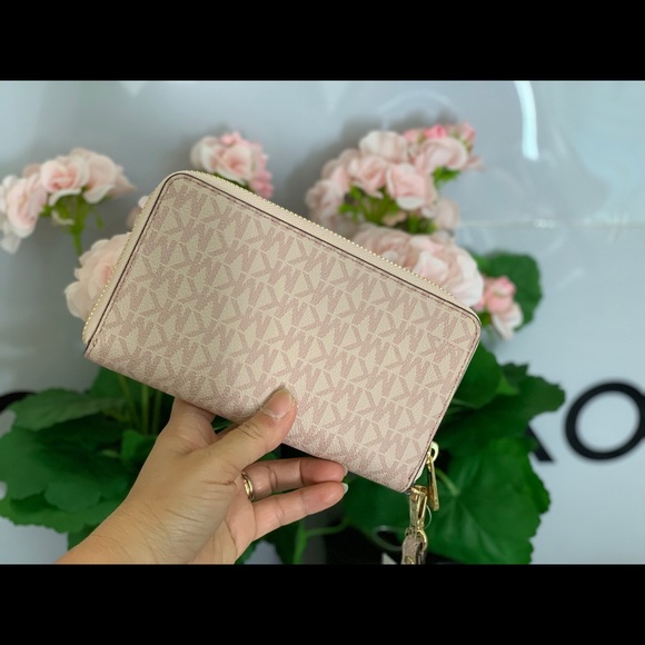 NWT Michael Kors Jet Set Travel Wristlet - Picture 2 of 6